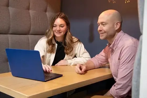 13-man-and-woman-working-on-laptop (1)