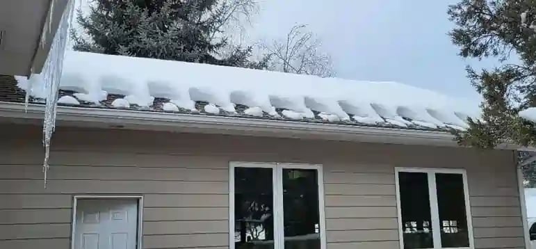 ice dam on home roofin